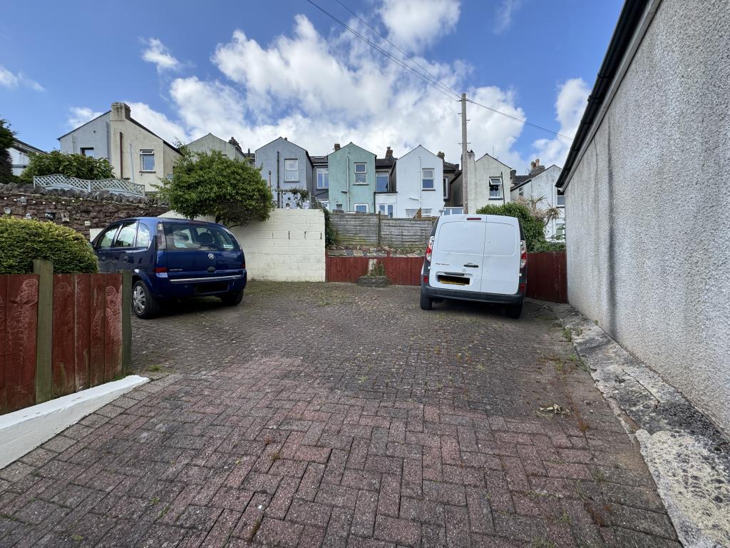 Lot: 95 - DETACHED THREE-BEDROOM HOUSE - Parking